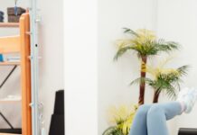 필라테스 기초 동작으로 일상 운동 a woman laying on a bench in a gym