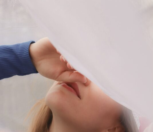 “입 냄새가 더 심해졌어요”…원인은 위장이 아니라 ‘혀’일 수 있습니다 a woman with her eyes closed and her hand on her head