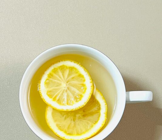 아침 공복에 마시는 따뜻한 레몬물, 진짜 효과는? A cup of tea with lemon slices in it