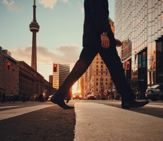 “퇴근 후 30분, 스마트폰 대신 걷기만 해보세요”… 뇌와 몸이 동시에 바뀝니다 man in dress suit outfit walking in front of building