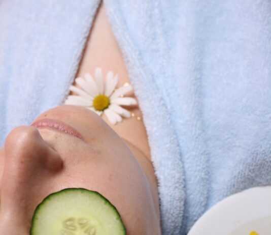 피부 건강을 위한 일상 습관, 건강한 피부를 유지하는 비결 woman wearing blue robe lying with cucumber on eye