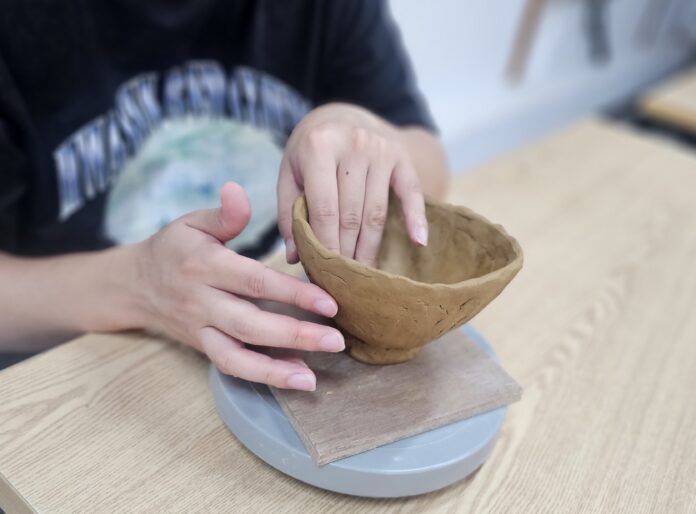 (사진자료2)+2025+경기도자박물관+찻잔+만들기+교육+진행사진