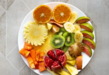 무더운 여름, 건강하게 보내는 5가지 생활수칙 a white plate topped with cut up fruit