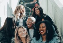 여성 건강관리, 내 몸을 위한 작은 실천에서 시작하세요 3 women sitting on red carpet