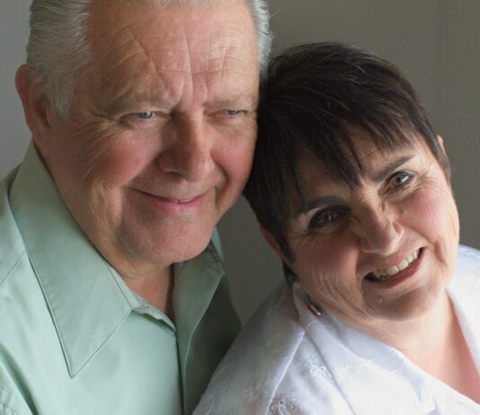 아산병원, 유전성·희귀 비뇨생식기 암 클리닉 개설… 맞춤형 진료 강화 a man and woman smiling