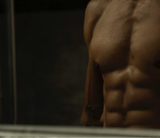 근육, 건강한 삶의 기초가 되는 힘 topless man in black shorts