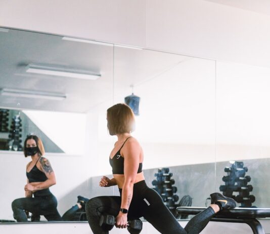 ‘근육 건강’이 미래 건강의 열쇠… 최신 트렌드와 실천 전략 woman in black sports bra and black leggings doing exercise