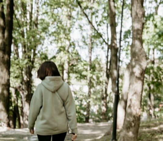 집에서도 실천하는 ‘걷기’, 일상 건강 챙기는 최신 트렌드로 woman in green coat walking on pathway during daytime