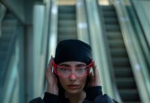 “내 건강도 AI가 챙긴다” 일상 속 스마트 건강 관리의 진화 A person with headphones and a jacket on