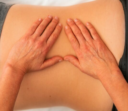 대체요법, 전통의학의 새로운 동반자로 떠오르다 persons hand on white textile