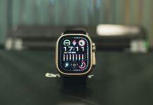 AI, 건강관리의 새로운 동반자… 일상 속 똑똑한 실천법 제안 a smart watch sitting on top of a table