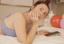 바쁜 일상 속 스트레스, 일상의 작은 변화로 관리하기 Woman lying on bed with phone and balloons