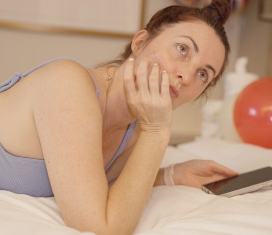 바쁜 일상 속 스트레스, 일상의 작은 변화로 관리하기 Woman lying on bed with phone and balloons