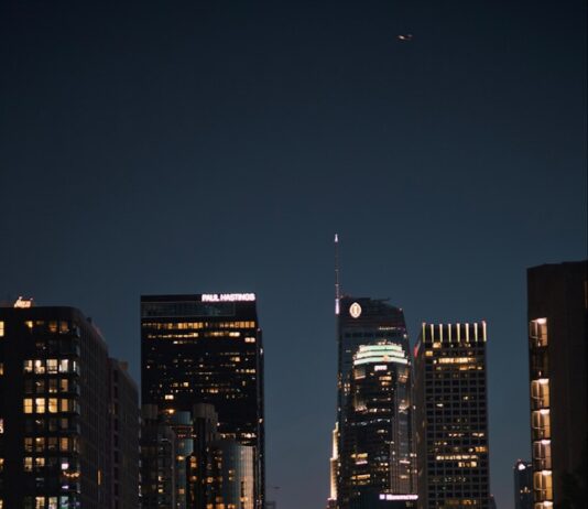 “정상인 동료가 없어요”… 직장인 60% ‘건강 이상’, 야간 근무자는 더 위험 city buildings during night time