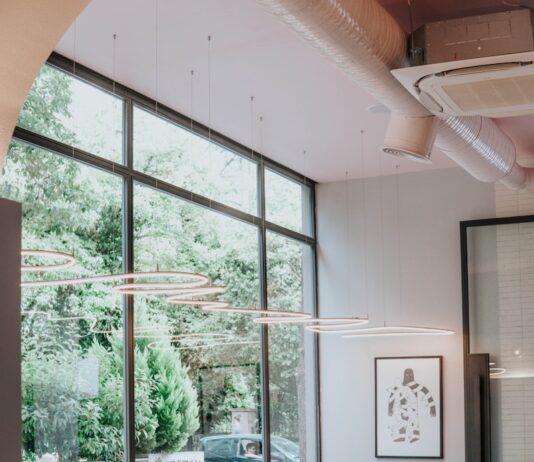 ‘마음챙김 식사’, 바쁜 일상 속 건강하게 식사하는 새로운 습관 people sitting on brown wooden chairs