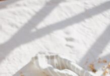 탄단지 균형부터 플렉시테리언까지, 바쁜 일상 속 건강한 식단 실천법 white ceramic bowl with brown and white nuts