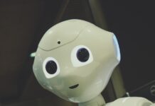 AI로 더 똑똑하게 건강 챙기기, 일상 속에서 실천하는 방법은? white robot toy holding black tablet