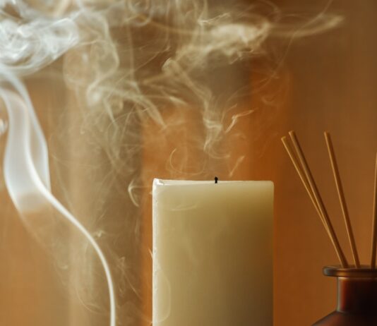 바쁜 일상 속 ‘웰니스 문화’ 뜬다… 내 몸 돌보는 작은 루틴의 힘 a couple of candles sitting on top of a table