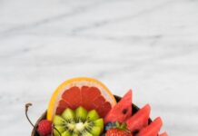 직장인의 건강관리, 일상 속 작은 변화가 만든다 assorted fruits