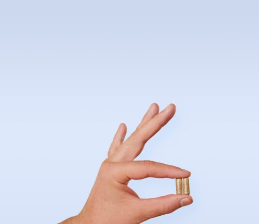 ‘영양 보충제, 어떻게 챙길까?’ 바쁜 일상 속 건강 지키는 실생활 팁 A person's hand with a ring on it