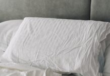 숙면은 습관에서 시작된다…현대인의 건강을 지키는 새로운 수면 루틴 A rumpled white duvet and pillows on a bed.