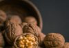 “뇌 건강 챙기기, 작은 습관에서 시작하세요” brown garlic on brown bowl