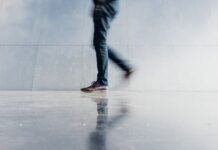 슬기로운 걷기 생활, 건강의 첫걸음이 되다 person wearing blue denim jeans beside gray wall