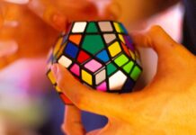 “하루 10분 뇌를 위한 투자”…일상에서 실천하는 뇌건강 트렌드 person holding 3 x 3 rubiks cube
