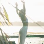 나를 돌보는 삶, 웰니스 문화가 바꾼 우리의 일상 woman standing near body of water