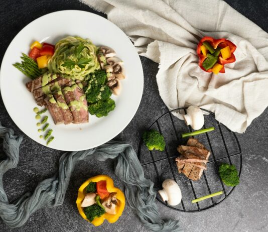 “균형 잡힌 식단이 답이다…나만의 건강한 식사 습관 만들기” a white plate topped with meat and veggies