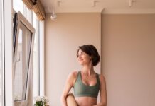 집에서도 간편하게, ‘필라테스’로 건강 챙기기… 일상 속 실천법은? a woman in a green sports bra top and leggings holding a yoga mat