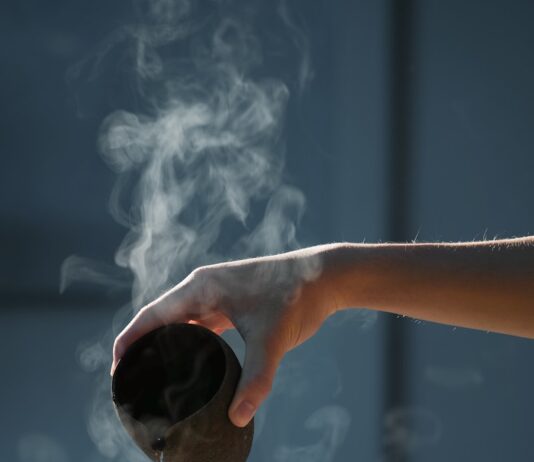 내 삶에 스며드는 대체요법, 일상 속에서 건강 챙기기 person pouring hot water on white cup