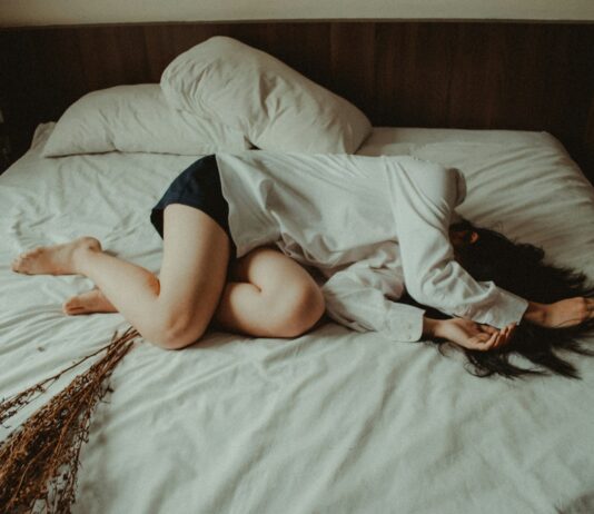 계속되는 피로감, ‘만성피로’ 극복 위한 생활 속 작은 변화가 열쇠 woman lying on bed