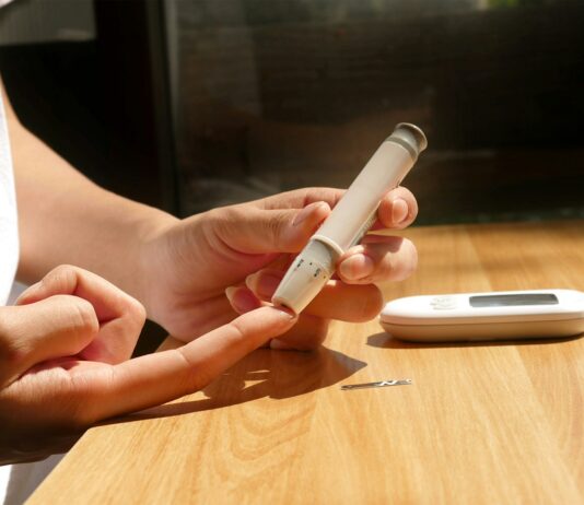 혈당관리에 스마트하게 접근하는 법, 당신의 생활을 바꿉니다! a person sitting at a table with a cell phone